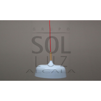 Colgante de metal blanco con cable rojo