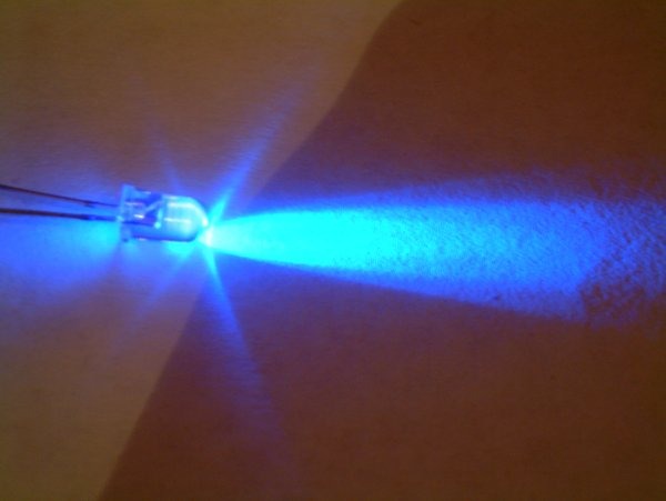 Cómo funciona una bombilla LED?